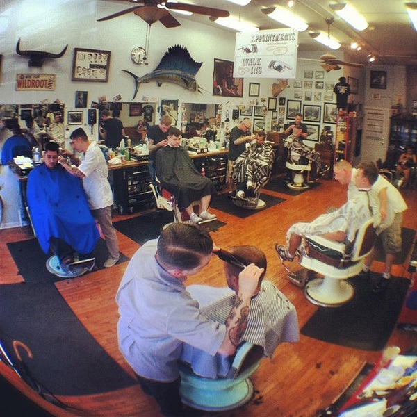 7/14/2012 tarihinde Josh C.ziyaretçi tarafından Belmont Barbershop'de çekilen fotoğraf