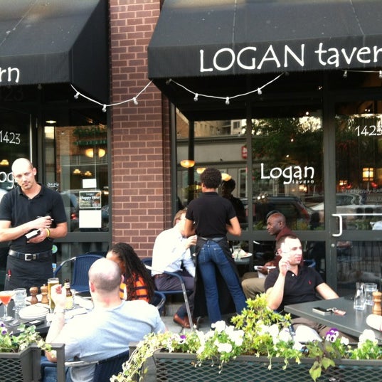 6/13/2012 tarihinde Tim C.ziyaretçi tarafından Logan Tavern'de çekilen fotoğraf