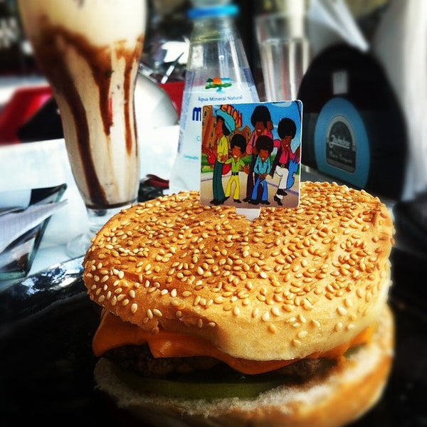 Foto diambil di JukeBox Finest Burger oleh FranHaydin pada 3/9/2012