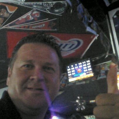 Foto diambil di Leo&#39;s All-Star Sports Bar &amp; Grill oleh Joe A. pada 5/5/2012
