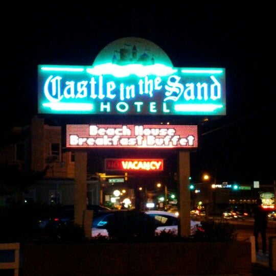 5/26/2012에 Dave &quot;Shasta&quot; S.님이 Castle In The Sand Hotel에서 찍은 사진