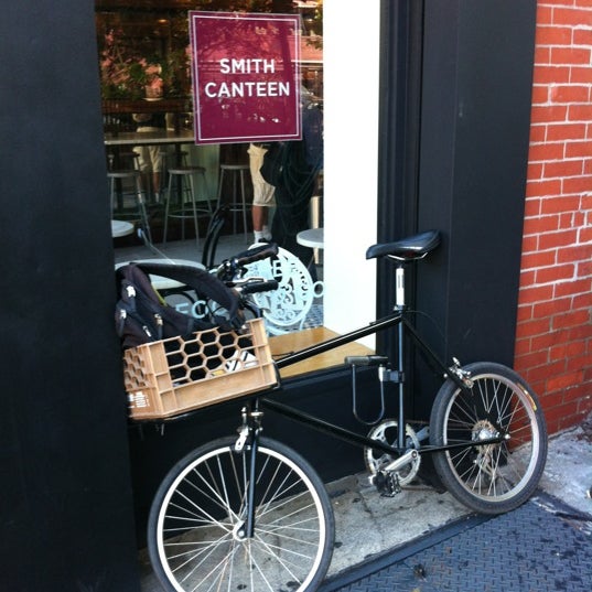 Das Foto wurde bei Smith Canteen von Lara Z. am 8/27/2012 aufgenommen