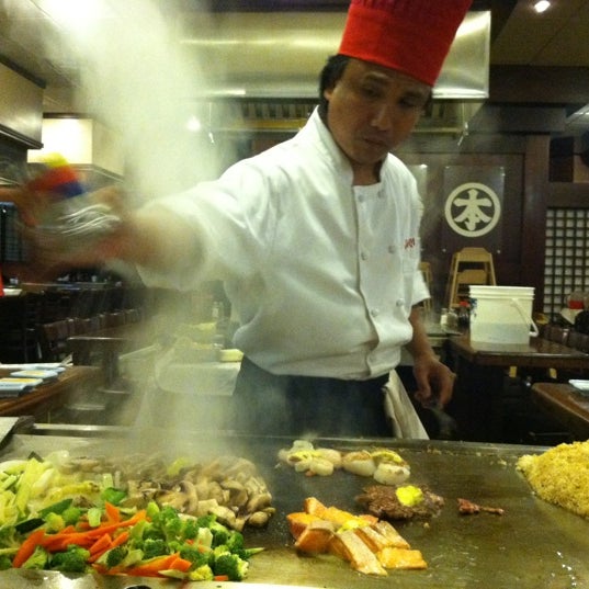 Das Foto wurde bei Sakura Japanese Steak, Seafood House &amp; Sushi Bar von Mextaliana am 7/11/2012 aufgenommen