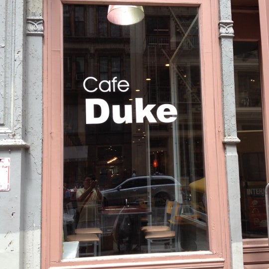 Photo prise au Cafe Duke par 具本尙 le7/30/2012