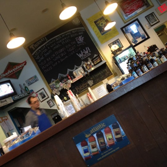 Das Foto wurde bei a.k.a. Friscos Restaurant, Catering, and Beer &amp; Wine Shop von Edwin am 8/28/2012 aufgenommen