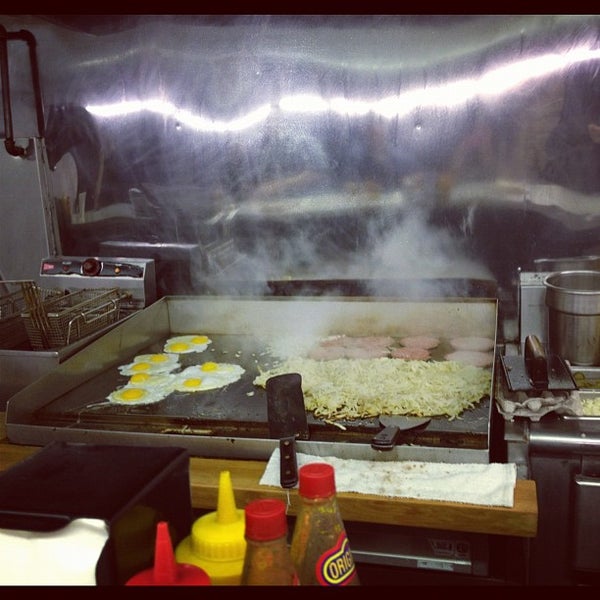 รูปภาพถ่ายที่ Diner Grill โดย Jessica C. เมื่อ 2/23/2012