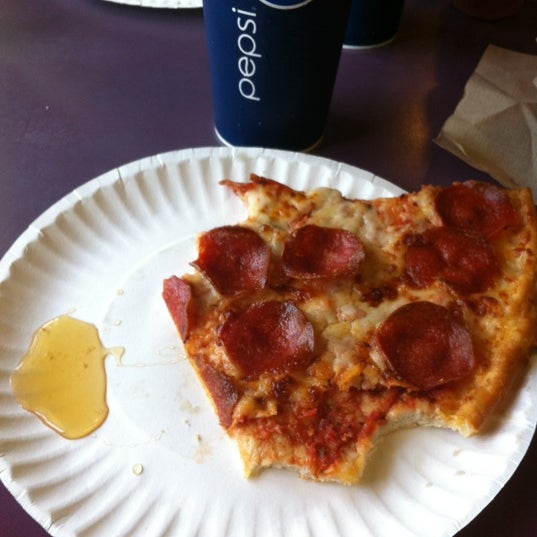 Foto tomada en Joe&#39;s Pizza Buy the Slice  por Lindsey S. el 3/30/2012