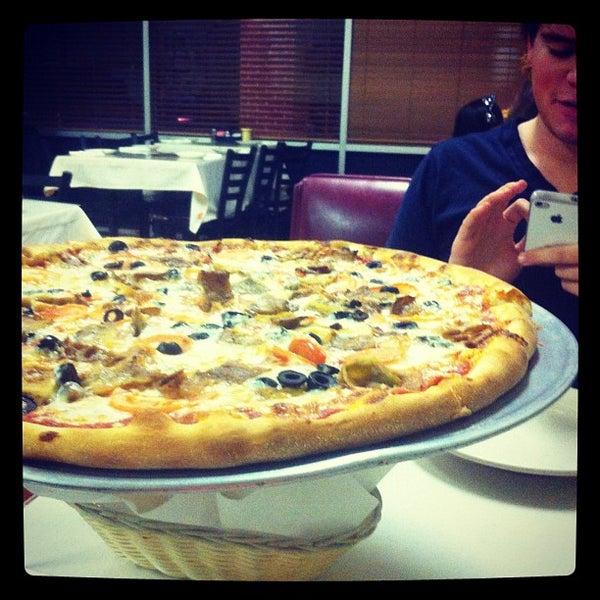 Foto tomada en Lizzano&#39;s Pizza  por Crystal Gel D. el 4/1/2012