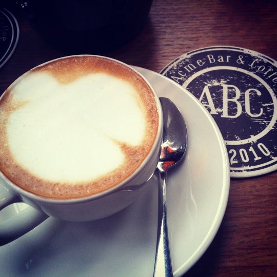Снимок сделан в Acme Bar &amp; Coffee пользователем Joan ChauFang K. 8/14/2012