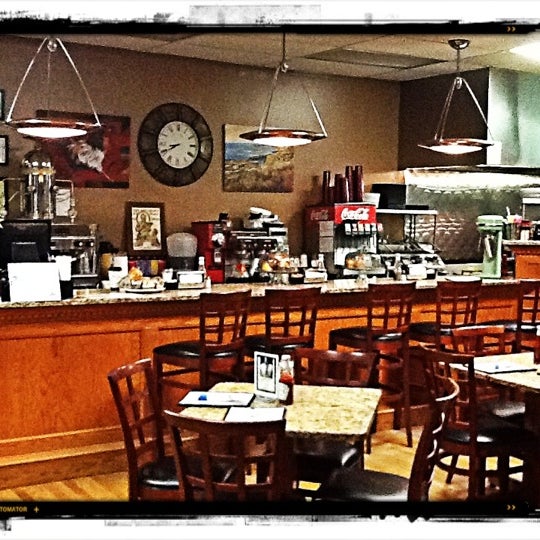 Foto scattata a JPizle Kitchen da Robinwood Cafe &amp; Bakery il 2/10/2012