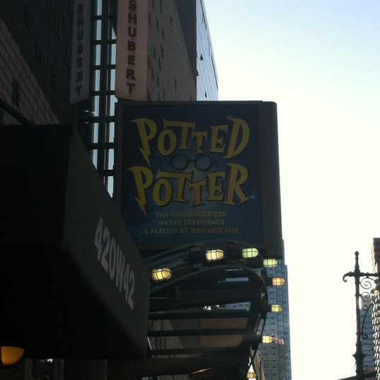 Foto diambil di Potted Potter at The Little Shubert Theatre oleh Kimberly R. pada 5/31/2012