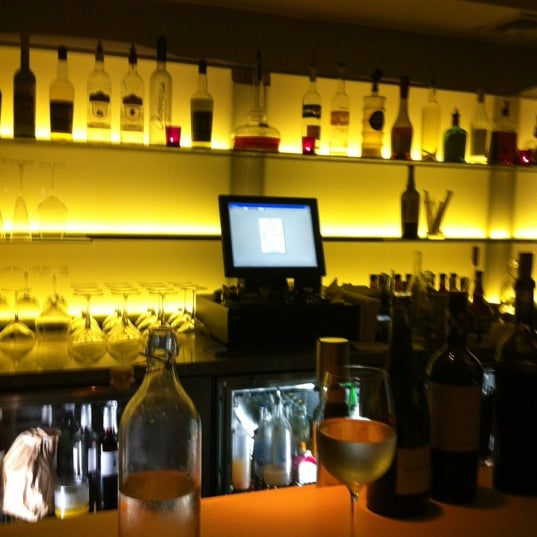 Foto tomada en LUXE Modern Wine &amp; Cocktails  por Randy H. el 6/24/2012