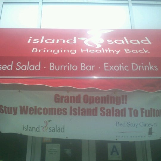 Das Foto wurde bei Island Salad von Nikki am 6/26/2012 aufgenommen