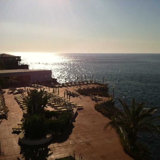 รูปภาพถ่ายที่ Grand Hotel Baia Verde โดย Roberta B. เมื่อ 6/13/2012