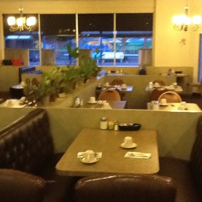 Foto diambil di Tom&#39;s Restaurant oleh Rosabella D. pada 9/2/2012