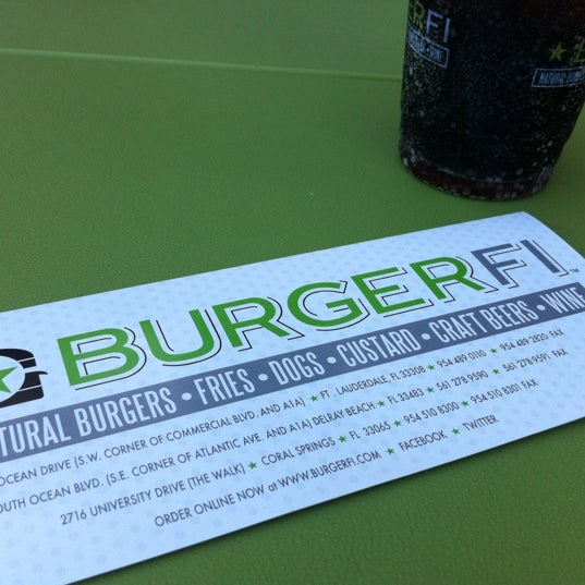 รูปภาพถ่ายที่ BurgerFi โดย D S. เมื่อ 2/10/2012