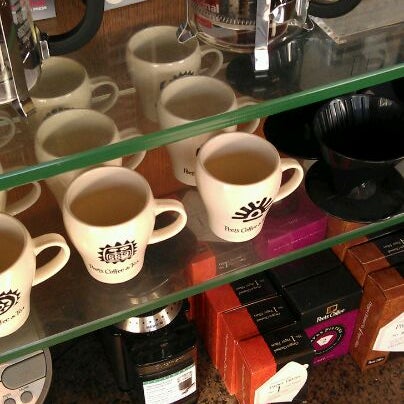 Снимок сделан в Peet&#39;s Coffee &amp; Tea пользователем Suzee ✂ Q. 5/11/2012