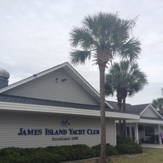 hotels near james island yacht club