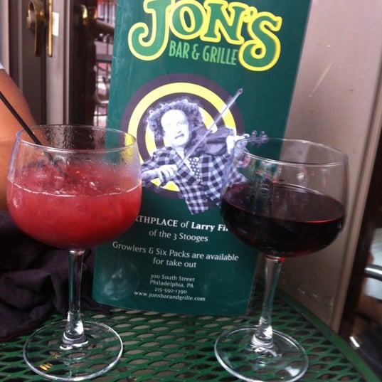 รูปภาพถ่ายที่ Jon&#39;s Bar &amp; Grille โดย Melinda J. เมื่อ 5/24/2012