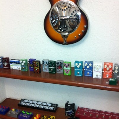 รูปภาพถ่ายที่ Guitar Gear DF โดย Victor Acuña เมื่อ 8/11/2012