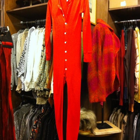 Снимок сделан в Vintage Thrift Shop пользователем Lana C. 3/4/2012