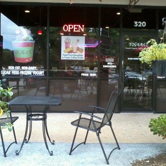 Photo taken at Yogertz Frozen Yogurt, Coffee &amp; Espresso by Austin Shop Crawl N. on 8/6/2012
