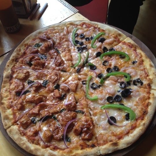 Снимок сделан в Cubo Rosso Pizza пользователем Brenda M C. 8/17/2012