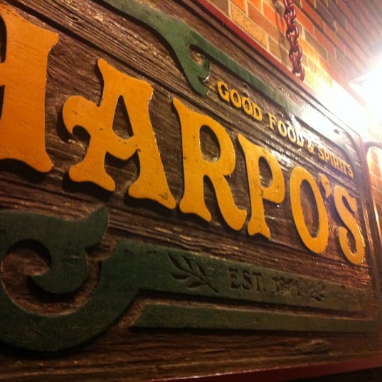 Снимок сделан в Harpo&#39;s Bar &amp; Grill пользователем Eric Z. 3/16/2012