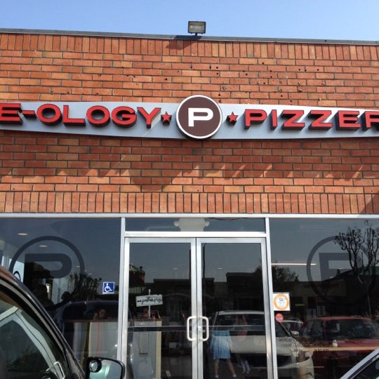 รูปภาพถ่ายที่ Pieology Pizzeria โดย Kathy M. เมื่อ 2/26/2012