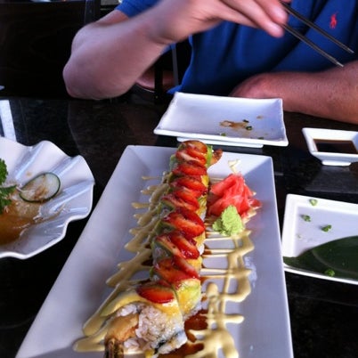 Foto tirada no(a) The Fish Sushi and Asian Grill por Kay em 8/17/2012