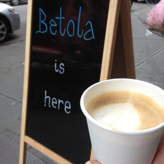 6/9/2012 tarihinde Netta K.ziyaretçi tarafından Betola Espresso Bar'de çekilen fotoğraf
