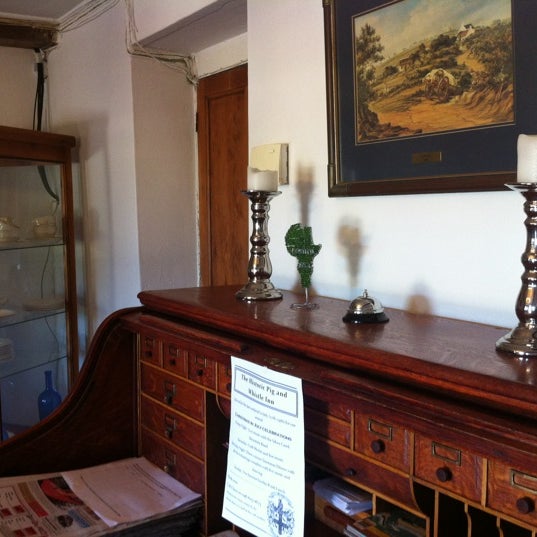 รูปภาพถ่ายที่ The Historic Pig and Whistle Inn โดย Louise L. เมื่อ 6/4/2012