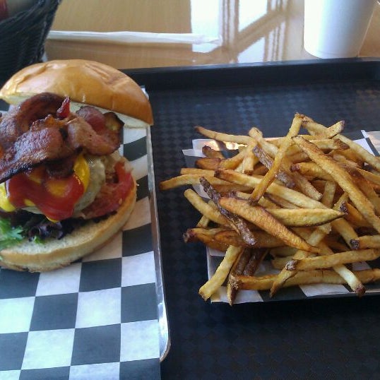 รูปภาพถ่ายที่ The Burger Point โดย Ryan L. เมื่อ 11/21/2011