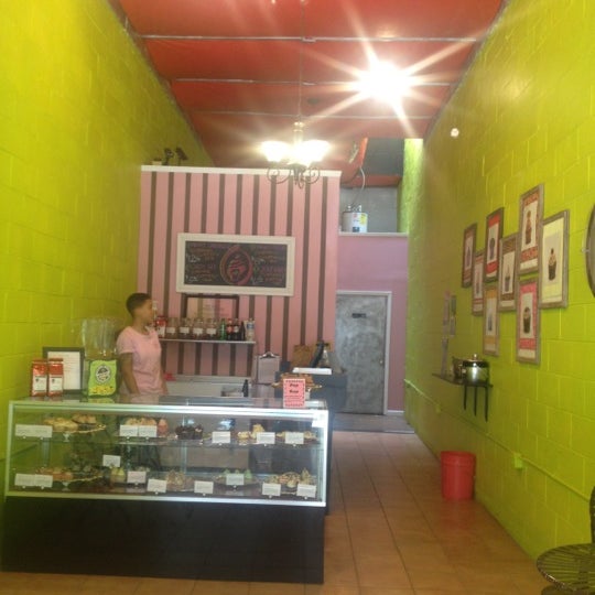 รูปภาพถ่ายที่ OMG!!! Cup &amp; Cakes โดย Michele W. เมื่อ 6/19/2012