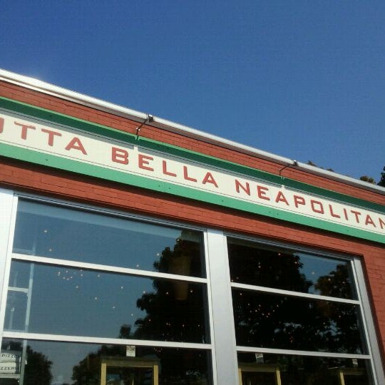 Foto scattata a Tutta Bella Neapolitan Pizzeria da Courtney C. il 9/11/2011