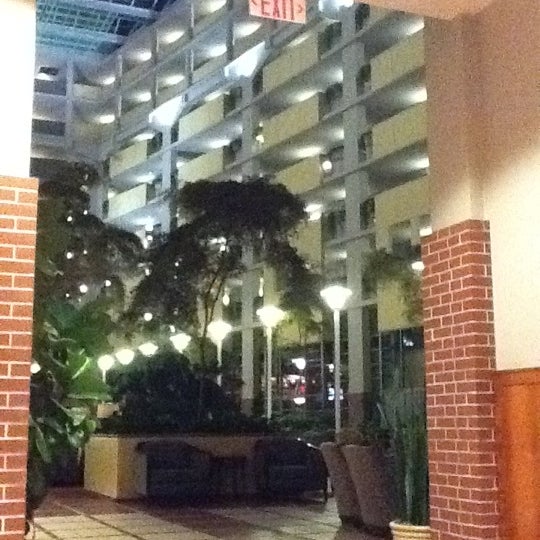 10/7/2011 tarihinde Marcus C.ziyaretçi tarafından Embassy Suites by Hilton'de çekilen fotoğraf