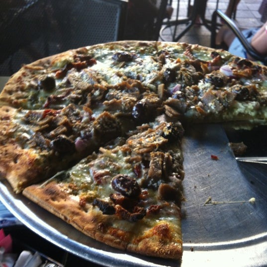 Снимок сделан в Za&#39;s Brick Oven Pizza пользователем Geeb l. 6/2/2012