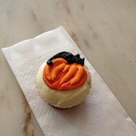 รูปภาพถ่ายที่ Cupcake Cafe โดย Jennifer L. เมื่อ 10/17/2011