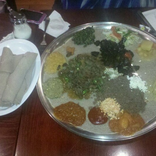 รูปภาพถ่ายที่ Etete Ethiopian Cuisine โดย John R. เมื่อ 12/14/2011