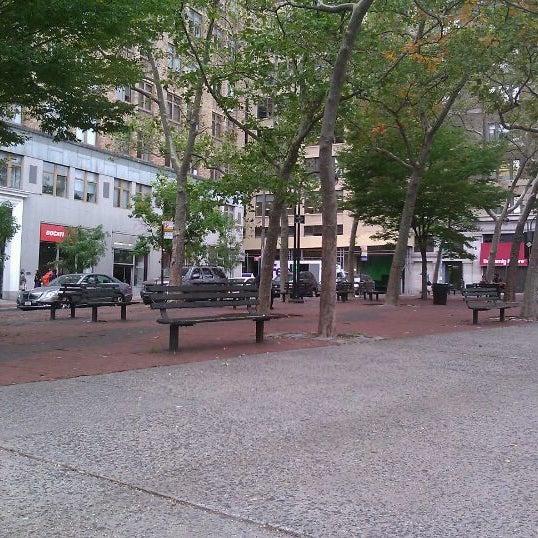 รูปภาพถ่ายที่ SoHo Square Park โดย Yahmeela S. เมื่อ 10/11/2011
