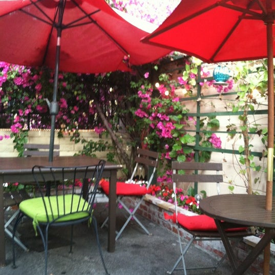 รูปภาพถ่ายที่ Cafe Laurent โดย Bob Y. เมื่อ 5/23/2012