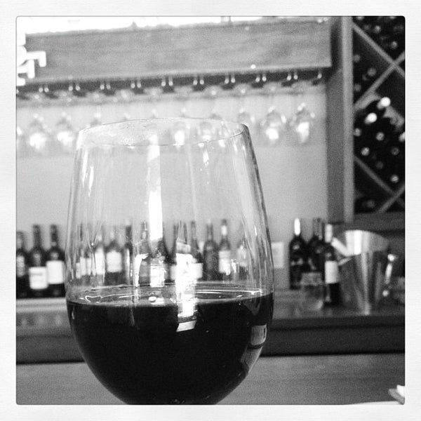 8/2/2012 tarihinde Beth H.ziyaretçi tarafından Dell&#39;uva Wine Bar &amp; Cafe'de çekilen fotoğraf