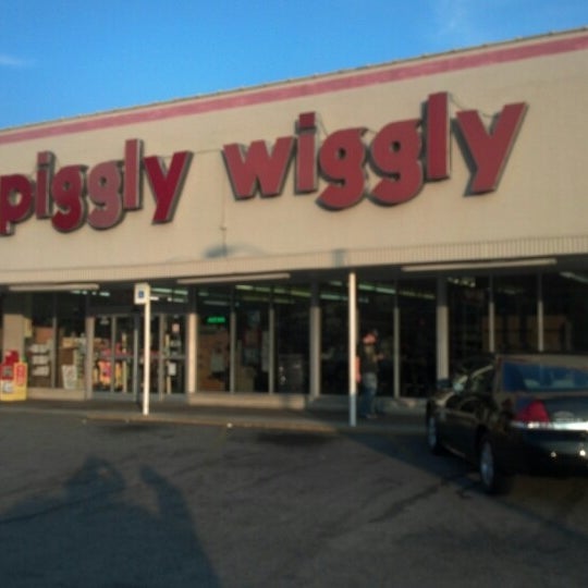 รูปภาพถ่ายที่ Piggly Wiggly โดย Toby L. เมื่อ 9/7/2012