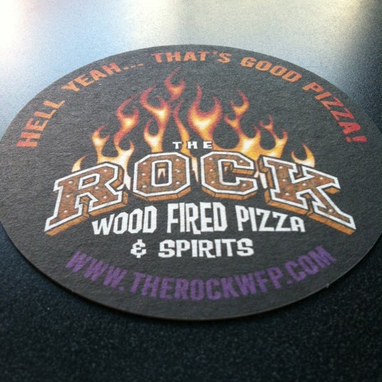 Foto tirada no(a) The Rock Wood Fired Pizza por josh d. em 4/22/2012