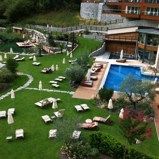 รูปภาพถ่ายที่ Sport &amp; Wellness Resort Quellenhof โดย Ulrich R. เมื่อ 9/3/2012