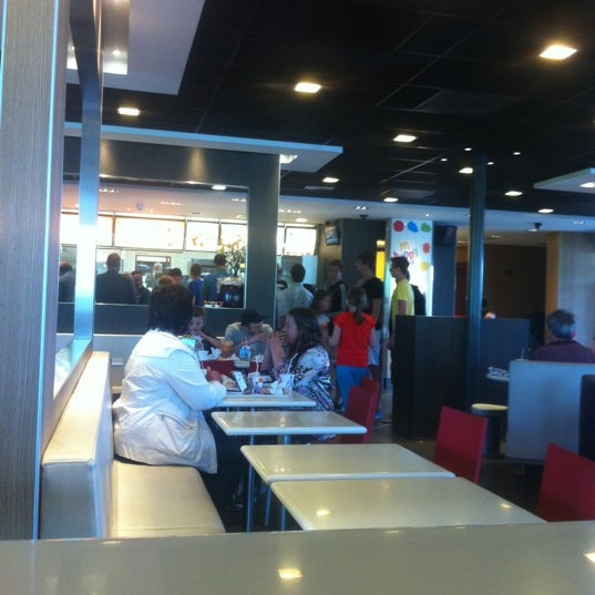 รูปภาพถ่ายที่ McDonald&#39;s โดย J G. เมื่อ 6/8/2012
