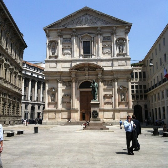 Piazza San Fedele Plaza in Duomo Piazza San Fedele Plaza in Duomo