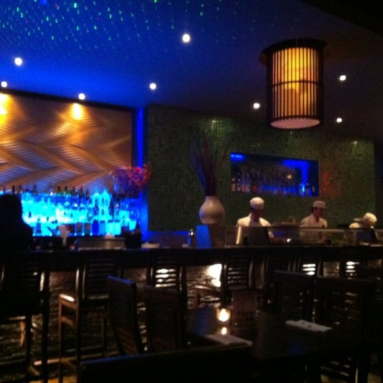 Foto tomada en Ozu Japanese Cuisine &amp; Lounge  por Angie P. el 7/14/2012