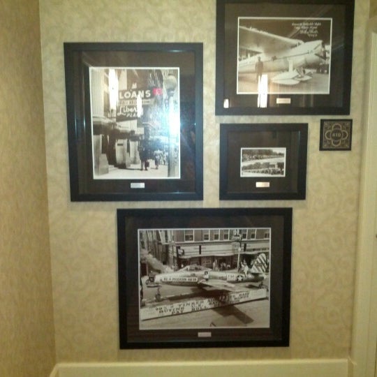 6/10/2012에 Garrett S.님이 Red Piano Lounge at The Skirvin Hilton Oklahoma City에서 찍은 사진