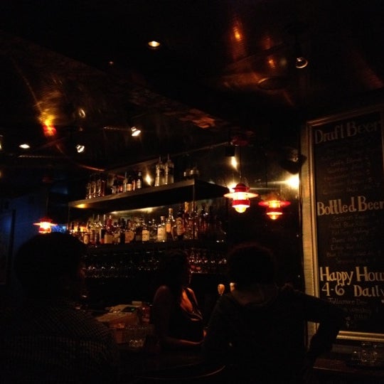 Foto diambil di Bar 821 oleh Vince G. pada 9/2/2012